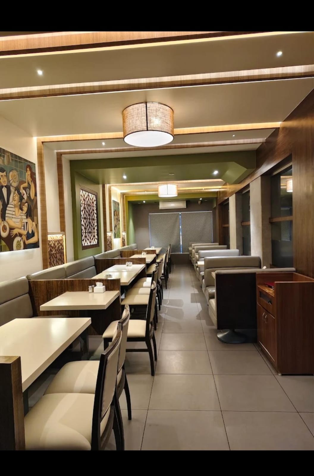 Hotel Sarika air-conditioned dining hall with booth seating